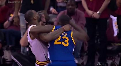 Χαμός στους τελικούς: Τσαμπουκάς Λεμπρόν με Γκριν και Κάρι (video)