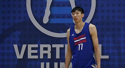 Μήπως λέει ψέματα για την ηλικία του ο… νέος Γιάο Μινγκ;