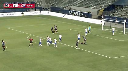 Το απίστευτο unfair play των Λος Άντζελες Γκάλαξι (video)