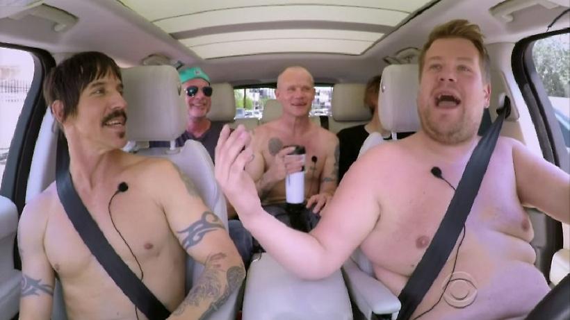 Οι Red Hot Chili Peppers γυμνοί σε ένα αυτοκίνητο! (video)