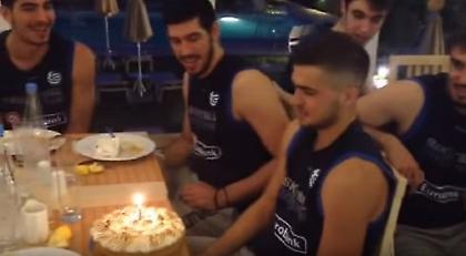 Η τούρτα-έκπληξη της Εθνικής Νέων στον Τολιόπουλο (video)