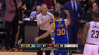 Ο Κάρι αποβάλλεται, βρίζει το διαιτητή και πετά τη μασέλα του (video)