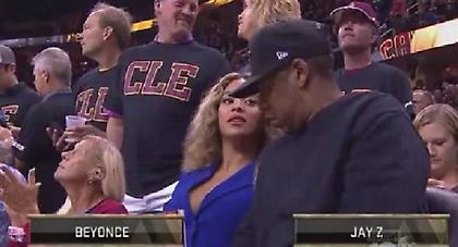 Ο Jay-Z άφησε τον τελικό και κοιτούσε το μπούστο της Beyonce (video/pics)