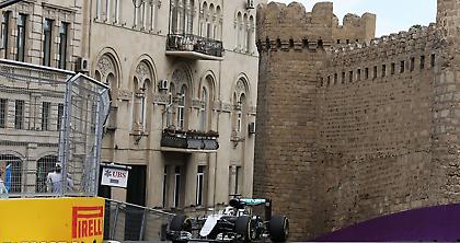 Με φόρα στο Αζερμπαϊτζάν ο Χάμιλτον