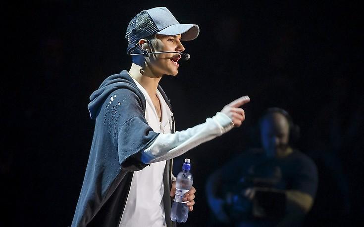 Η απίστευτη τούμπα του Τζάστιν Μπίμπερ επί σκηνής (video)