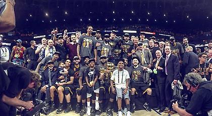 Σαμπάνιες στα αποδυτήρια, «κάηκε» το Κλίβελαντ (video)