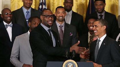 Υπόκλιση και από Ομπάμα σε Λεμπρόν