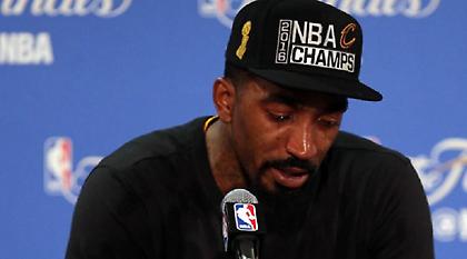 Συγκλονίζει με το κλάμα του ο Τζέι Αρ Σμιθ (video)