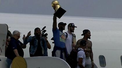 Με το τρόπαιο βγήκε από το αεροπλάνο ο Λεμπρόν - Χαμός από τον κόσμο (vid/pics)