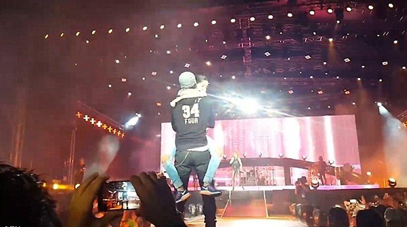 Φανατική θαυμάστρια γραπώνει τον Enrique Iglesias και δεν τον αφήνει με τίποτα (video)