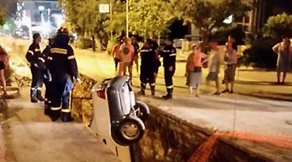 Αυτοκίνητο έπεσε σε τάφρο στην Ηλιούπολη (pic)