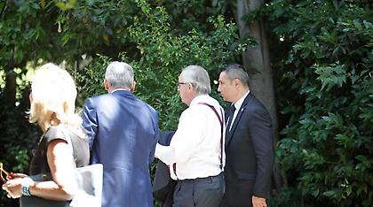 Έσκασε από τη ζέστη κι έβγαλε το σακάκι ο Γιούνκερ (pics)