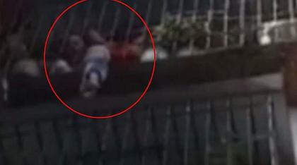 Βίντεο: 3χρονος σώθηκε από θαύμα - Σφήνωσε το κεφάλι του σε κάγκελα μπαλκονιού