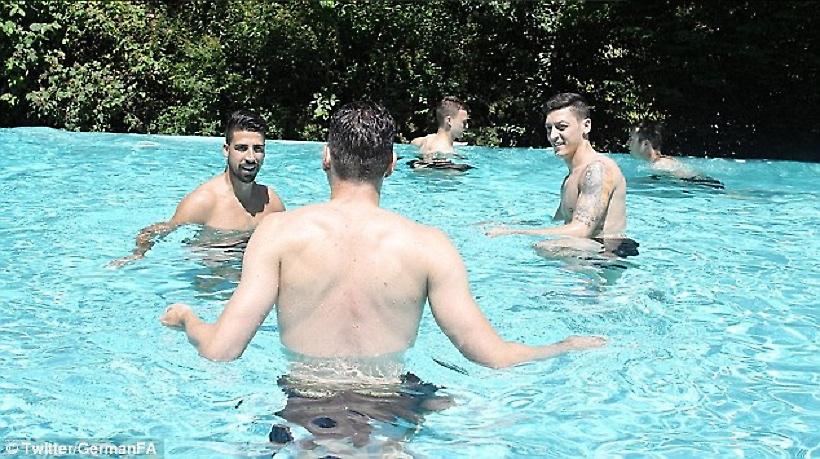 Χαλάρωμα με πισίνα και μπασκετάκι για την Εθνική Γερμανίας (pics)