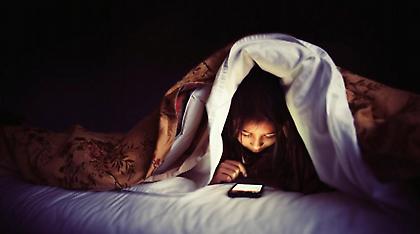 SOS: Η χρήση smartphone μέσα στο σκοτάδι μπορεί να προκαλέσει προσωρινή τύφλωση!