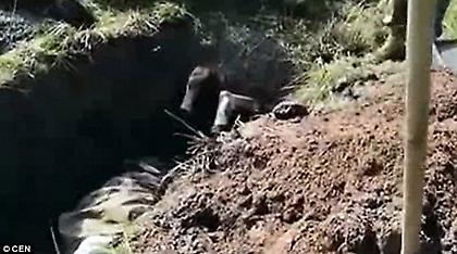 Βίντεο-σοκ: Ουκρανοί θάβουν ζωντανό Ρώσο αυτονομιστή