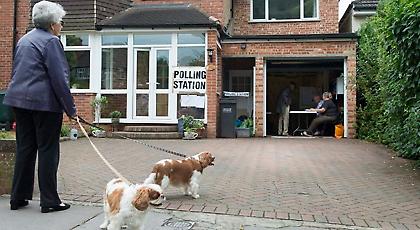 Ψηφίζουν όπου βρουν οι Βρετανοί! Εκλογικά κέντρα σε γκαράζ, νεκροταφεία, σπίτια και εκκλησίες!(pics)