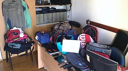 Ενώ έκαναν μπάνιο, σπείρα Αλγερινών τους «ξάφριζε» τα αυτοκίνητα