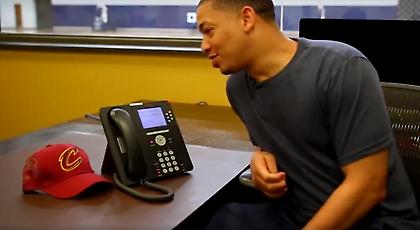 Ομπάμα σε Καβαλίερς: «Βάλτε καμιά μπλούζα» (video)