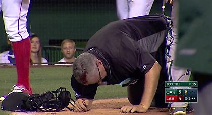 Διαιτητής τραυματίστηκε στο κεφάλι από ρόπαλο σε αγώνα μπέιζμπολ! (video)