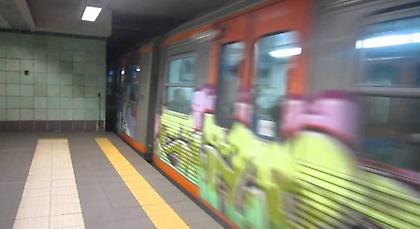 Ανδρας έπεσε στις γραμμές του τρένου - Στον σταθμό Βικτώρια