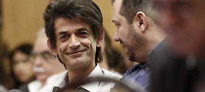 Ολες οι κάμερες πάνω στον Καρανίκα στην Κεντρική Επιτροπή - Πόζαρε σαν σταρ (pics)