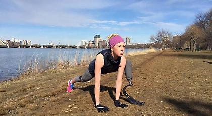 Έχασε το πόδι της στις βομβιστικές επιθέσεις στη Βοστόνη... Και φέτος έτρεξε στον μαραθώνιο!