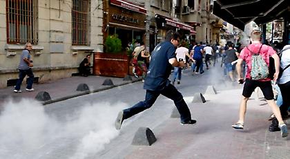 Δακρυγόνα στην Κωνσταντινούπολη για να διαλυθεί το απαγορευμένο Gay Pride