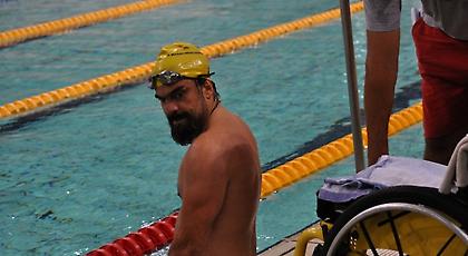 Οι φίλοι της ΑΕΚ δίπλα στον εμβληματικό οπαδό Νίκο Ξηροκώστα