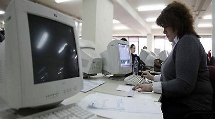 Αλαλούμ με την παρακράτηση φόρου στις εργαζόμενες μητέρες