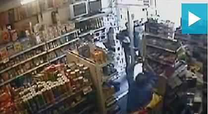 Βίντεο: Έδιωξε με μια σκάλα τον επίδοξο ληστή με το μαχαίρι