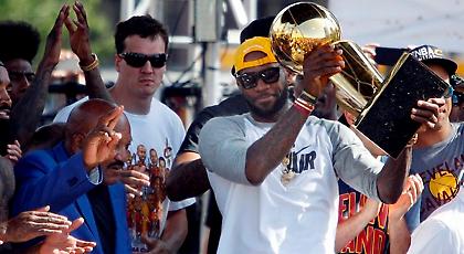 Δείπνο με το τρόπαιο ο Λεμπρόν (pic)