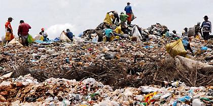 Πλαστικά σκουπίδια μετατρέπονται σε βενζίνη με νέα τεχνολογία
