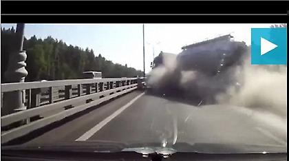 Βίντεο: Βυτιοφόρο μετατρέπεται σε «τρελό φορτηγό» από σκασμένο λάστιχο