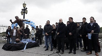 Το άγαλμα του Μέσι στο Μπουένος Άιρες (pics)