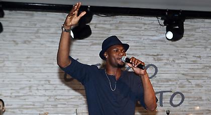 Ο Πέτγουεϊ ξαναχτυπά: Τραγούδησε Παντελίδη (video)