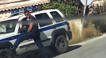 «Αναζητείται» διακαώς ο «καυτός» αστυνομικός που πόζαρε για την τουρίστρια
