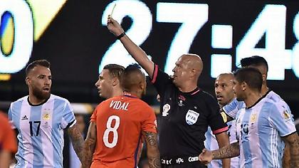 Ο διαιτητής του τελικού του Copa America, γυμνός με δύο πόρνες! (pics)