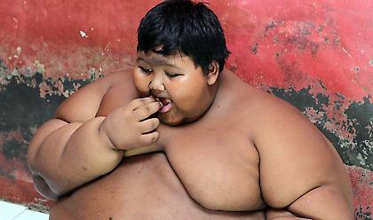 Εικόνες σοκ: Είναι 10 ετών και ζυγίζει 192 κιλά!