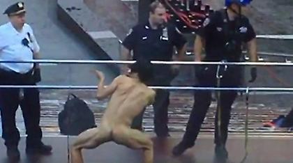 Βγήκε γυμνός στην Times Square για να φωνάξει για τον... Τραμπ!
