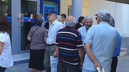 «Μαύρη Παρασκευή» για συνταξιούχους του Δημοσίου: Νέα ψυχρολουσία στα ΑΤΜ