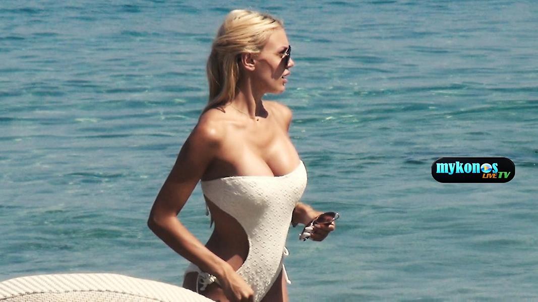 Η καυτή νοσοκόμα της αιμοδοσίας, προκαλεί πανικό στη Μύκονο (video)