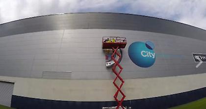 Πήρε τη θέση του το νέο σήμα της Μάντσεστερ Σίτι (video)