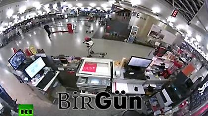 Νέο βίντεο: Ο τρομοκράτης ψάχνει να βρει τα επόμενα θύματά του στο αεροδρόμιο Ατατούρκ