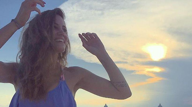 Η Μαίρη Συναντσάκη εύχεται «καλό Ιούλιο» με σέξι μαγιό