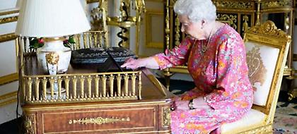 Σάλος στη Βρετανία: Το αστείο δημοσιογράφων για τη σεξουαλική ζωή της βασίλισσας!