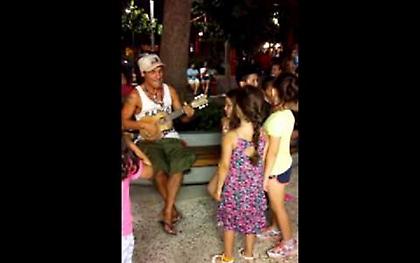 Ο Manu Chao τραγουδά ξαφνικά στην Πλατεία Βαρνάβα στο Παγκράτι, μπροστά σε ανυποψίαστα παιδιά