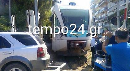 Πάρκαρε πάνω στις γραμμές, ακινητοποιήθηκε το τρένο!