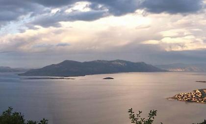 Φορτηγό πλοίο έπεσε πάνω στα Λιχαδονήσια στα Καμένα Βούρλα