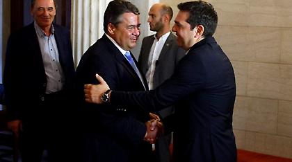 Γκάμπριελ: Δεν αμφισβητώ τον Ραμσάουερ για τα περί προσβολής Έλληνα φωτορεπόρτερ